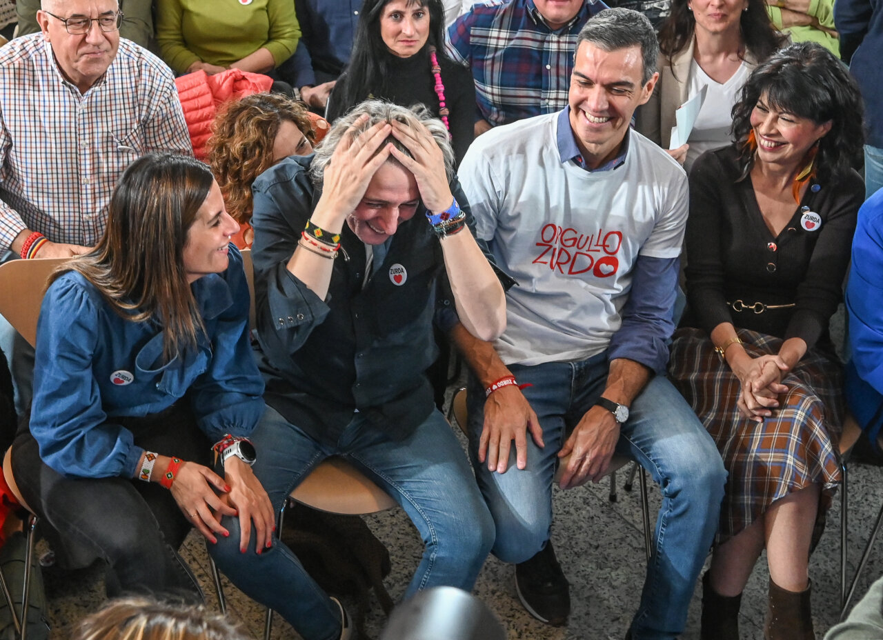 Pedro Sánchez sonríe junto a asistentes en un acto