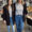 Dos estilistas en peluquería con camisetas de lunares y chaquetas negras