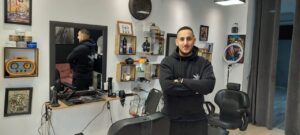 Barbero en la peluquería Morabit en Palencia con herramientas de barbería.