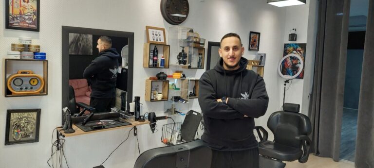 Barbero en la peluquería Morabit en Palencia con herramientas de barbería.
