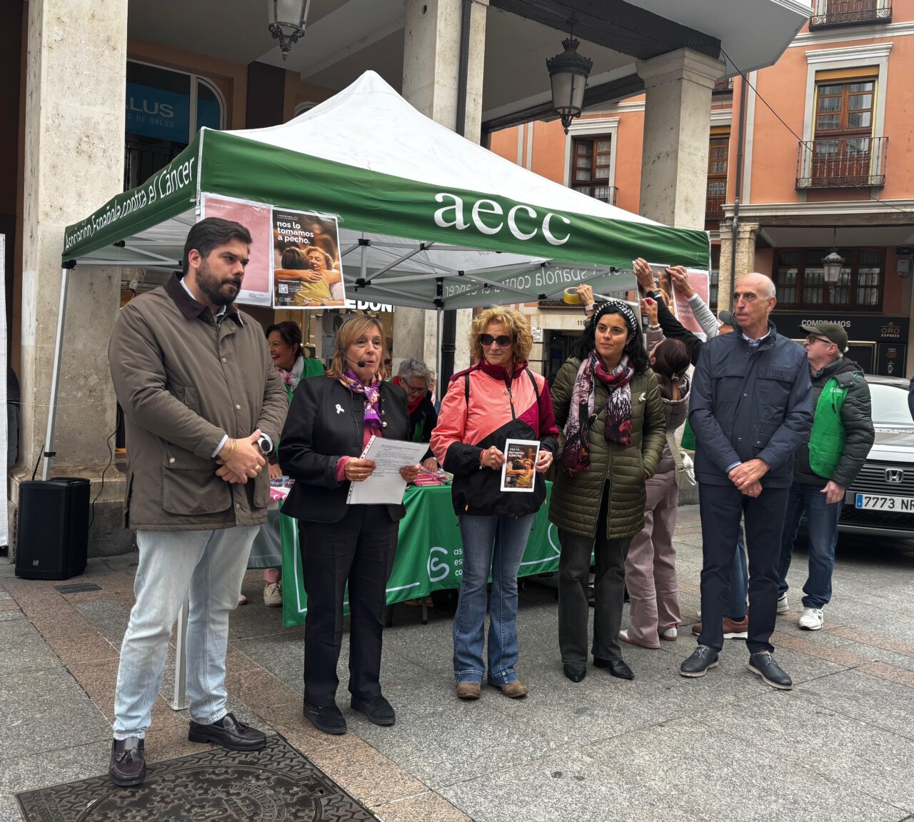 Personas reunidas bajo una carpa de la AECC durante una campaña contra el cáncer de mama