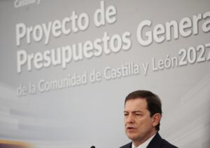 Mañueco discutiendo sobre presupuestos y vivienda en Castilla y León