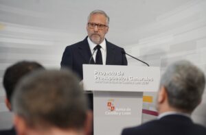Mañueco discutiendo sobre ayudas sociales en Castilla y León