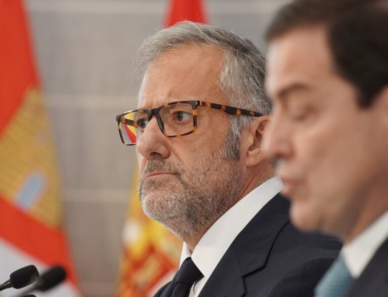 Vicepresidente durante una conferencia sobre recortes en partidas para sindicatos