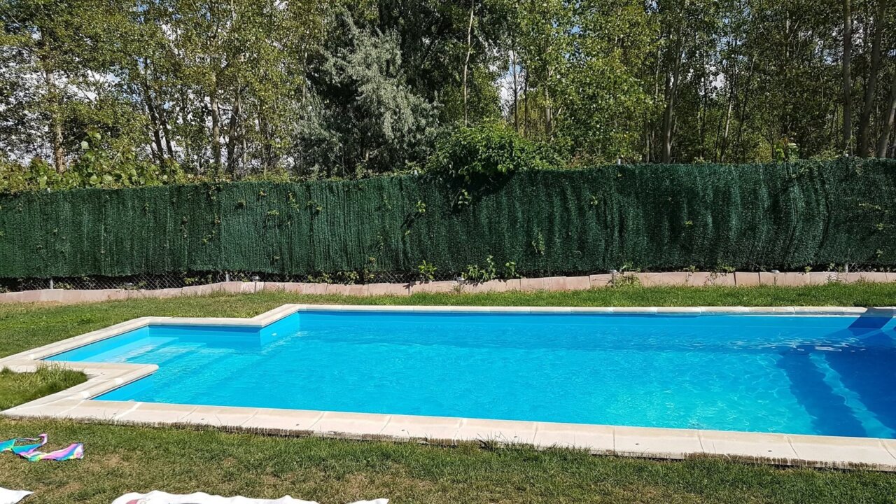 Piscina doméstica con liner azul en Grijota, Palencia