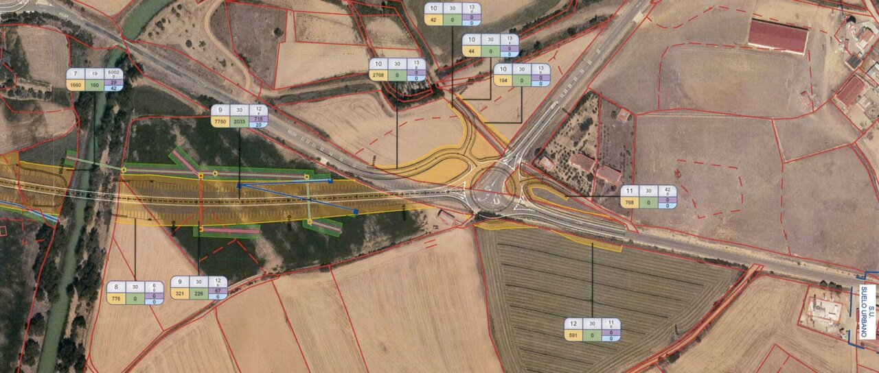 Plano aéreo con carreteras, parcelas delimitadas y trazados señalados mediante colores