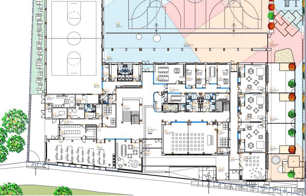 Plano arquitectónico de planta baja con aulas, espacios comunes y patio deportivo