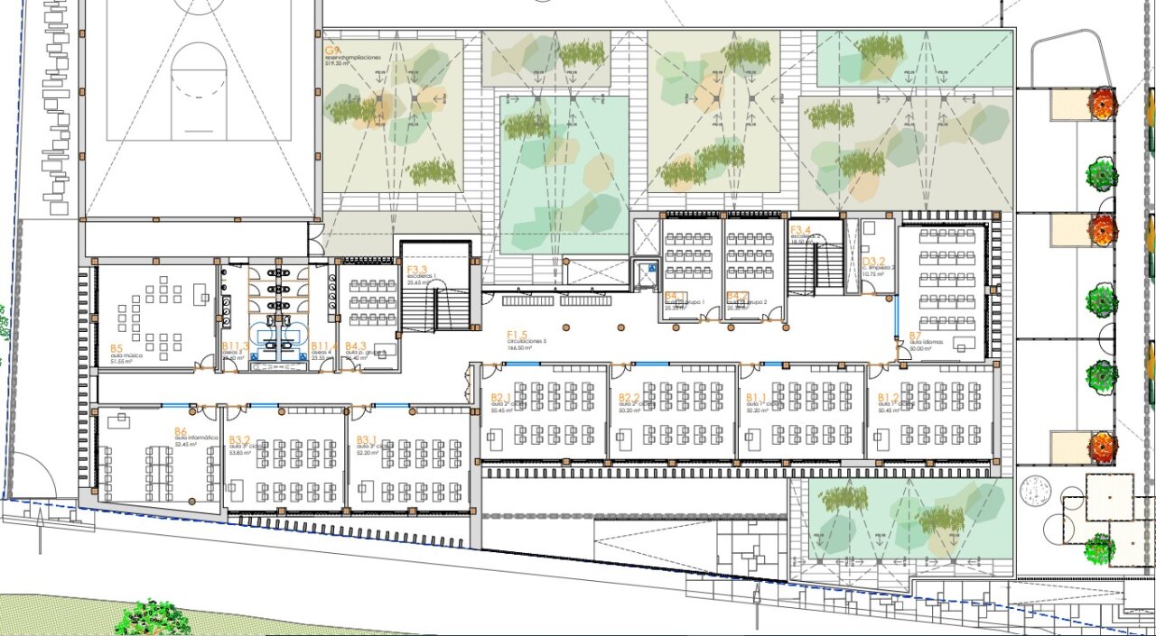 Plano arquitectónico de la primera planta, con aulas, pasillos y patios ajardinados.