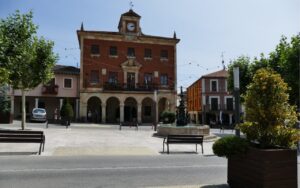 Plaza con fuente y bancos frente al edificio de la Casa Consistorial de Herrera de Pisuerga