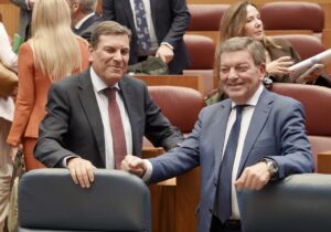 Dos hombres sonrientes en un pleno de la Junta de Palencia