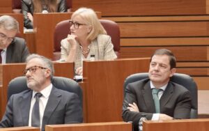 Alfonso Fernández Mañueco durante el pleno sobre vivienda en las Cortes