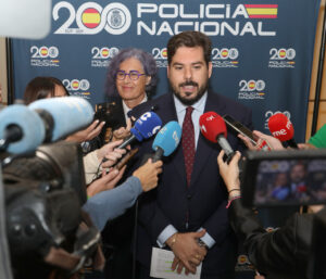 Acto de celebración de la Policía Nacional en Palencia con varios periodistas