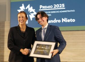 Entrega del premio a Gabriel Ángel García por su estudio sobre derecho administrativo.