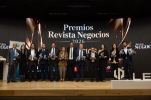 Foto de familia en los Premios Negocios 2026 con galardonados