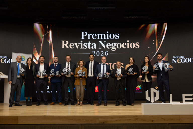 Foto de familia en los Premios Negocios 2026 con galardonados