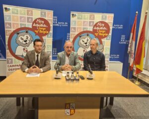 Tres personas en una mesa durante la presentación de los Juegos Escolares en Palencia