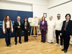 Siete personas posan junto a carteles de la programación Tocata y Fuga.