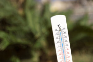 Primer plano de un termómetro Celsius con la columna azul cerca de los 45 grados