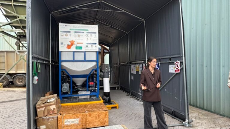 Mujer presentando un proyecto de investigación sobre tratamiento de aguas residuales.