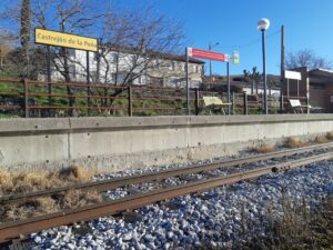 Estación de tren en Castrejón de la Peña con vías y señalización.