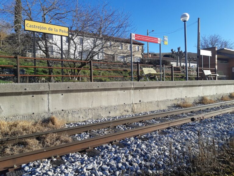 Estación de tren en Castrejón de la Peña con vías y señalización.