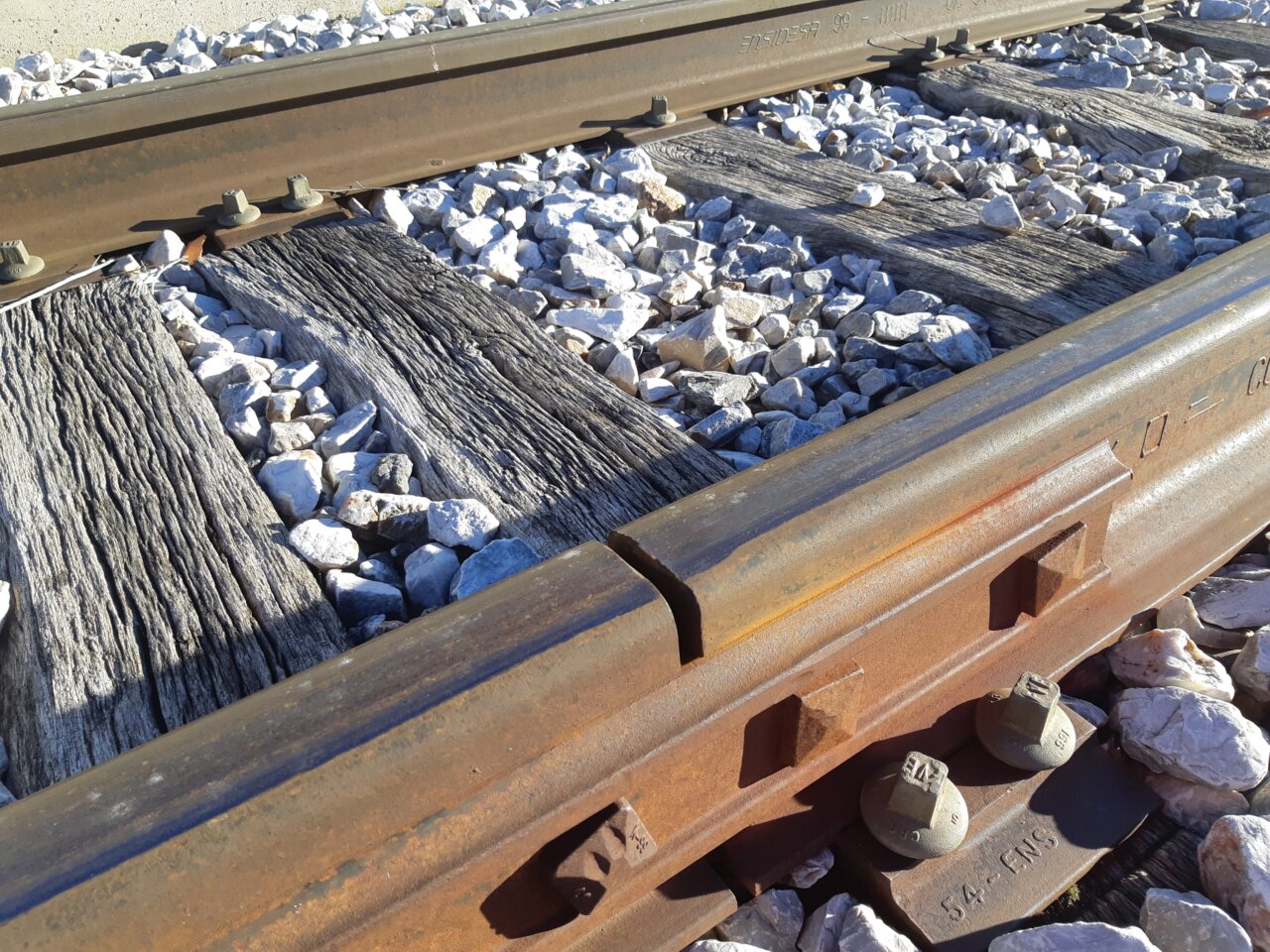 Raíles y traviesas de madera en la vía del ferrocarril