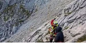 Rescatadores en acción en el pico Espigüete durante un operativo de emergencia.