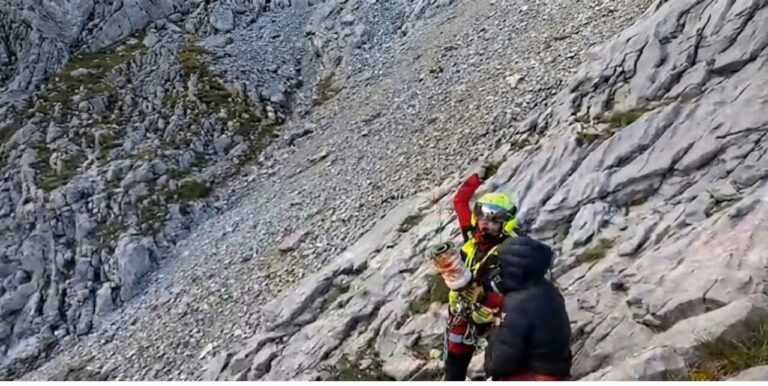 Rescatadores en acción en el pico Espigüete durante un operativo de emergencia.