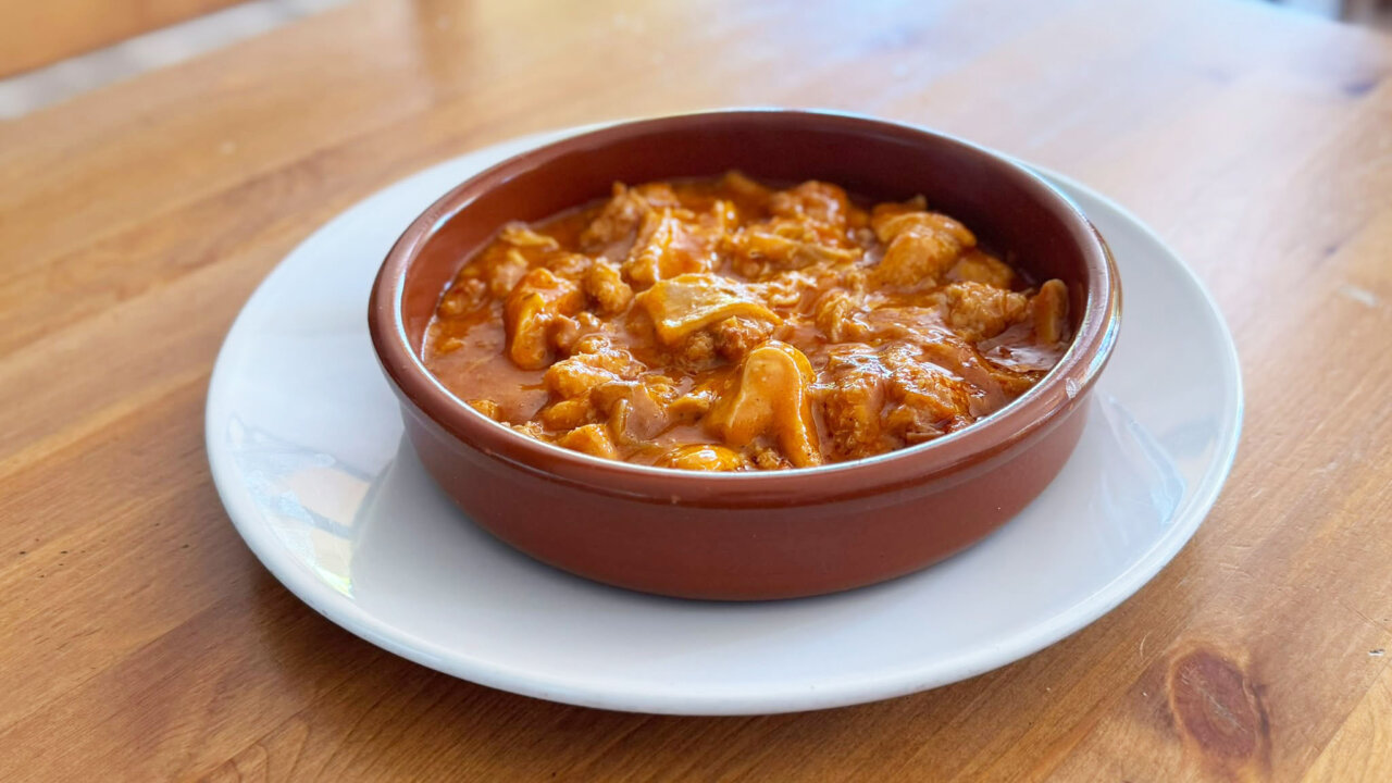 Plato de callos servido en un recipiente de barro en El Matadero