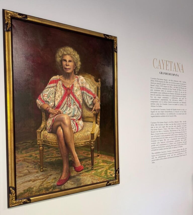 Retrato pintado de Cayetana sentada en un sillón, expuesto junto a un texto mural.