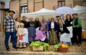Grupo de personas en trajes tradicionales en la Feria de la Alubia de Saldaña