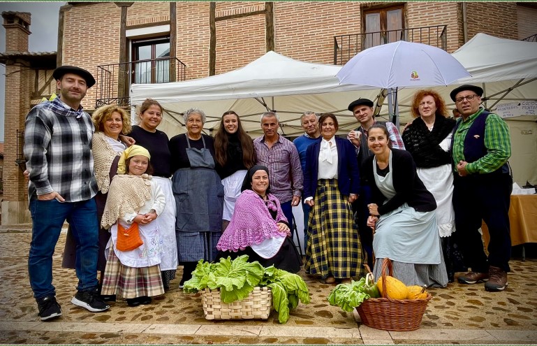 Grupo de personas en trajes tradicionales en la Feria de la Alubia de Saldaña