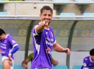 Jugador del Palencia Cristo Atlético celebrando un gol en el partido