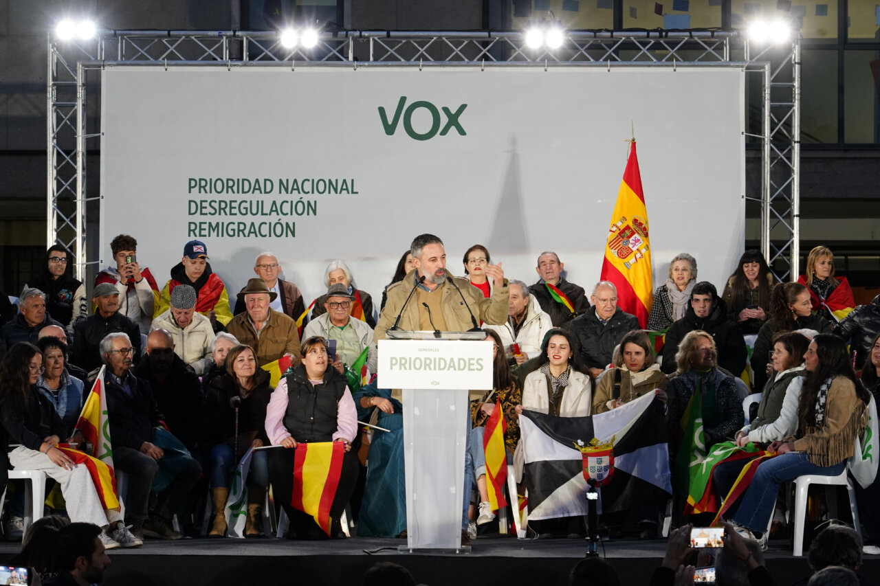 Santiago Abascal habla desde un atril ante público sentado en un acto de Vox.