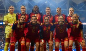 Once futbolistas posan juntas con uniformes rojos y amarillos de la selección española femenina