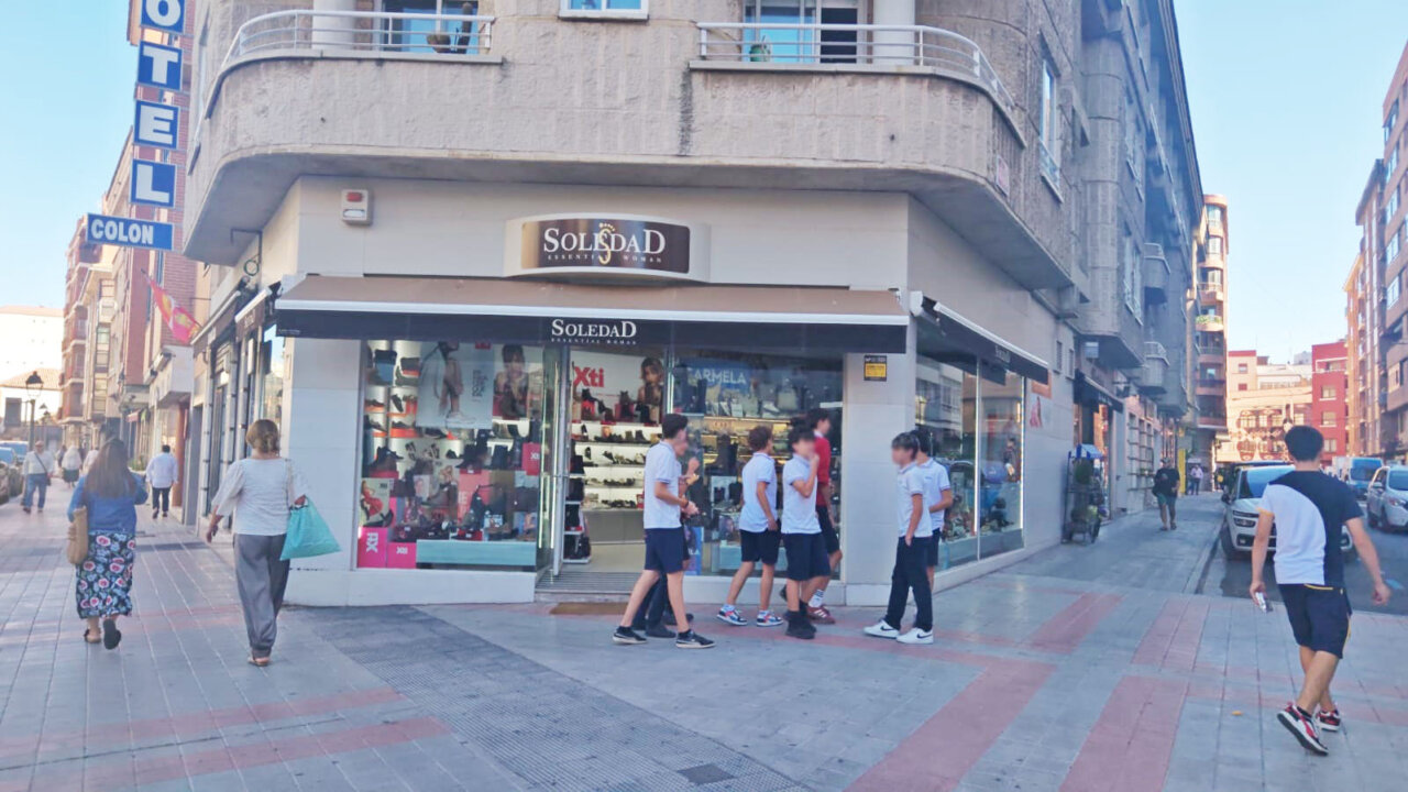 Fachada de la zapatería Soledad en Palencia con clientes.