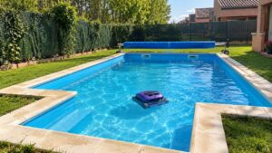 Beatbot Sora 70 púrpura en una piscina con liner azul en Grijota, Palencia