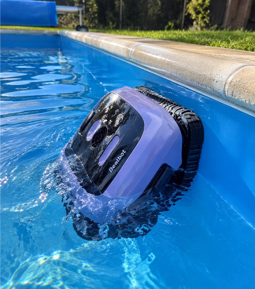 Robot Beatbot Sora 70 limpiando la pared de una piscina con liner azul
