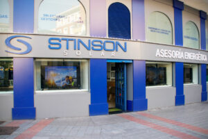 Oficina de Stinson Solar con cartel de asesoría energética en Palencia