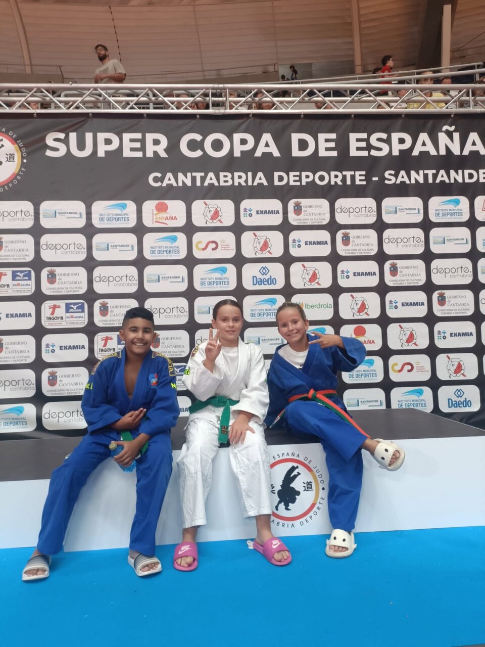 Tres jóvenes judokas posando en la Supercopa de España en Santander