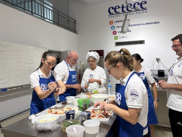Participantes en un taller de cocina en el centro tecnológico