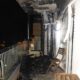 Terraza con paredes y techo ennegrecidos, restos quemados y mobiliario tras un incendio
