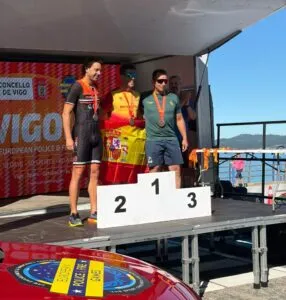 Podio de triatlón con medallistas en los Juegos Europeos de Policías y Bomberos en Vigo