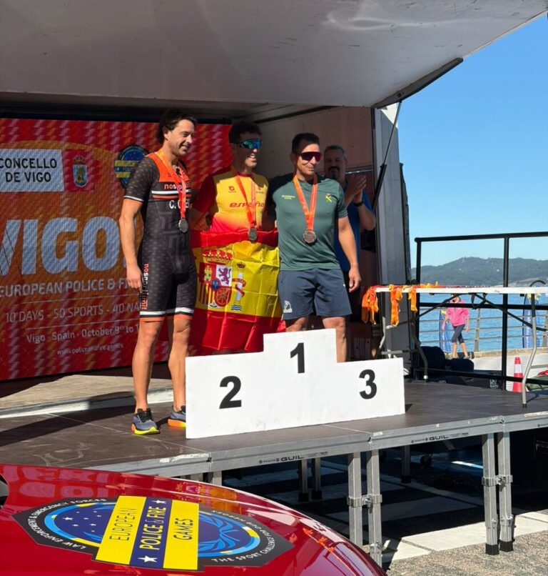 Podio de triatlón con medallistas en los Juegos Europeos de Policías y Bomberos en Vigo