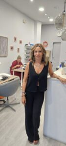 Mujer en un salón de belleza mostrando uñas decoradas