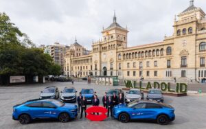 Varios coches Renault y Alpine y un grupo de personas frente al letrero de Valladolid