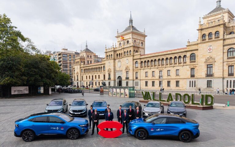 Varios coches Renault y Alpine y un grupo de personas frente al letrero de Valladolid