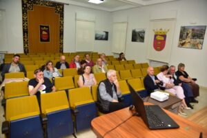 Asistentes en una presentación sobre el servicio Dipucar en Venta de Baños