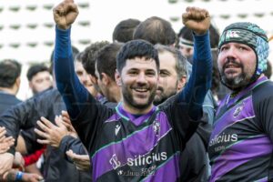 Jugadores del Silicius Palencia Rugby celebrando una victoria con entusiasmo