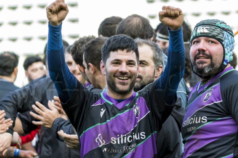 Jugadores del Silicius Palencia Rugby celebrando una victoria con entusiasmo